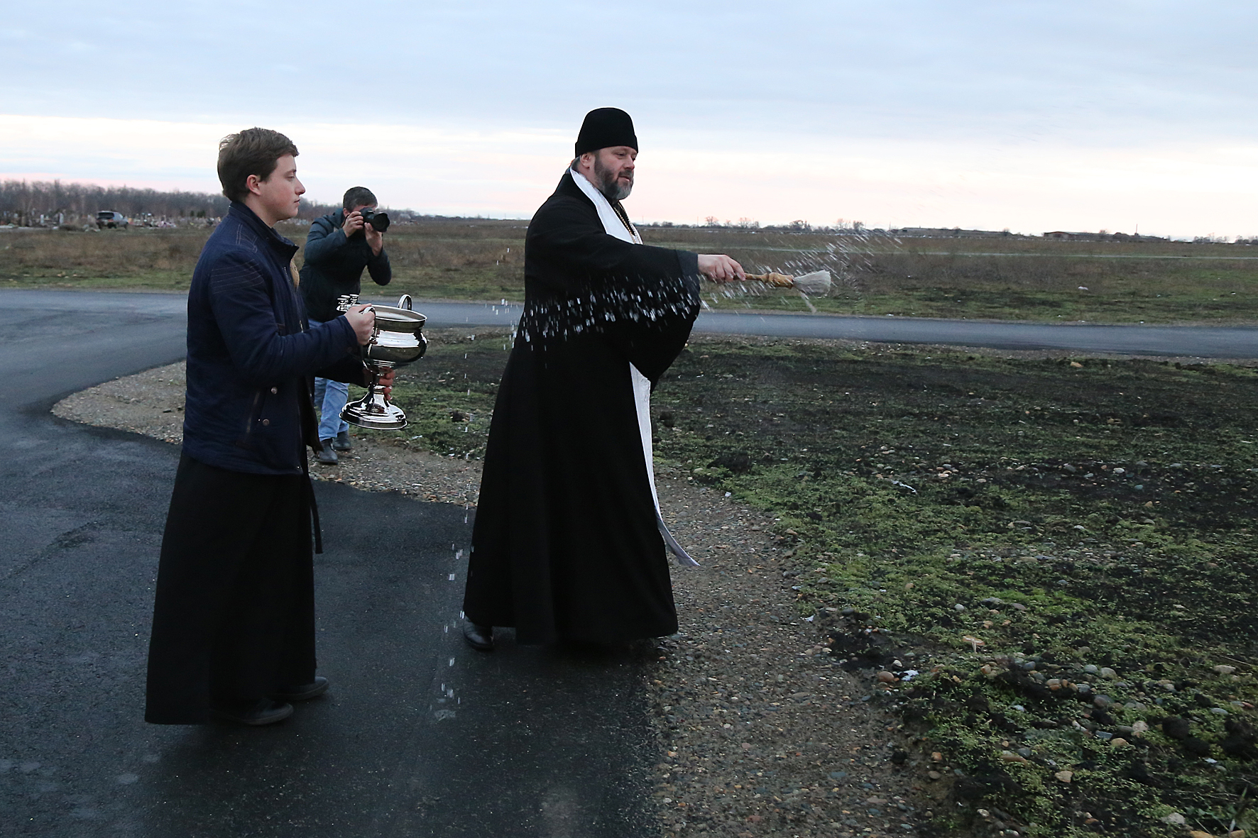 Новое Крестовоздвиженское кладбище освятили по всем церковным канонам